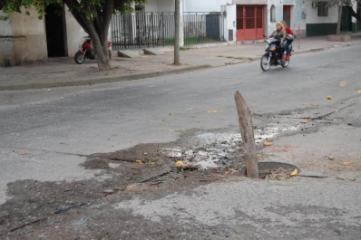 El cráter de Yrigoyen y Uruguay ya cumplió cuatro meses