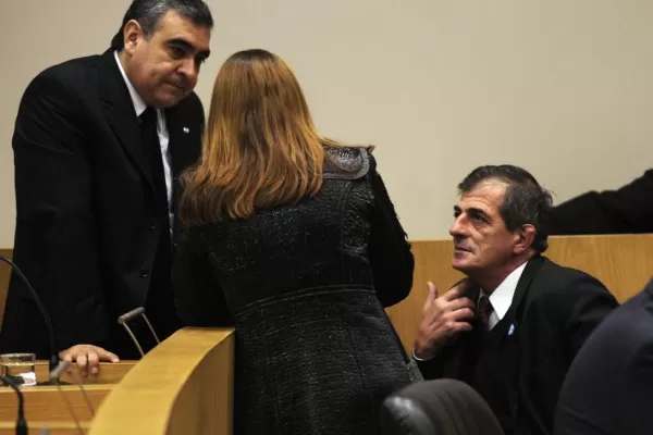 Según opositores, Amaya destinó más plata para hacer política y menos para Salud y Educación