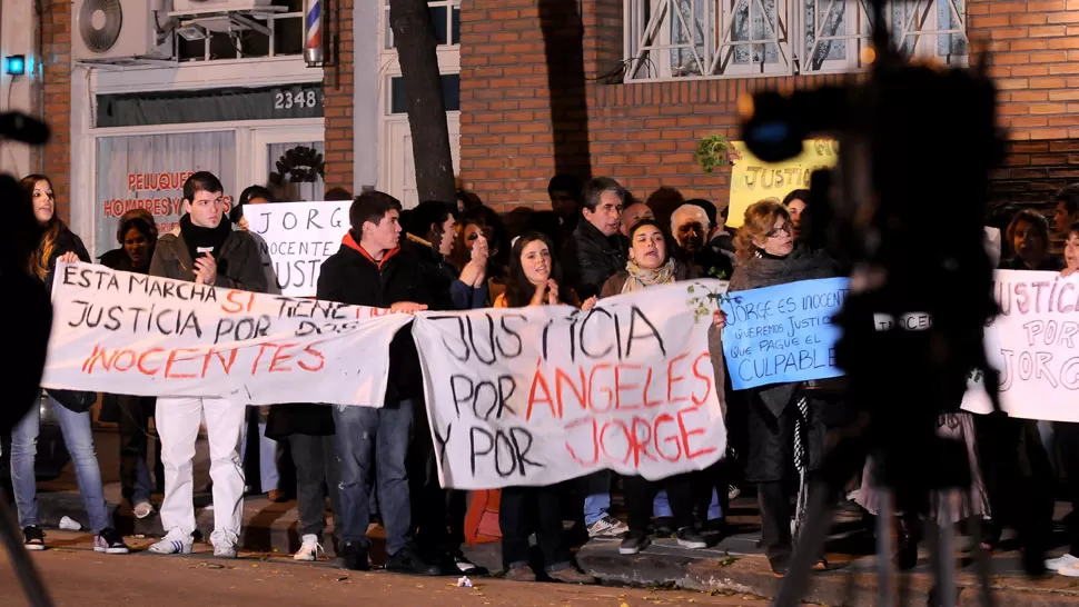 RESPALDO. Familiares, amigos y vecinos de Mangeri se manifestaron anoche en Palermo. DYN