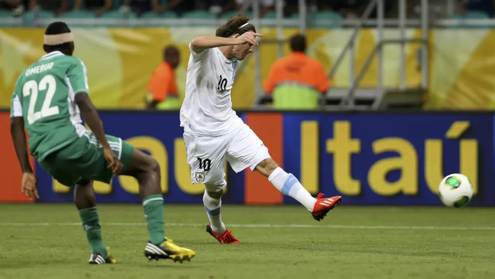 DEFINICION. Diego Forllán se jugó un partidzo y, como broche, en esta acción anotó el gol de la victoria para los uruguayos. REUTERS