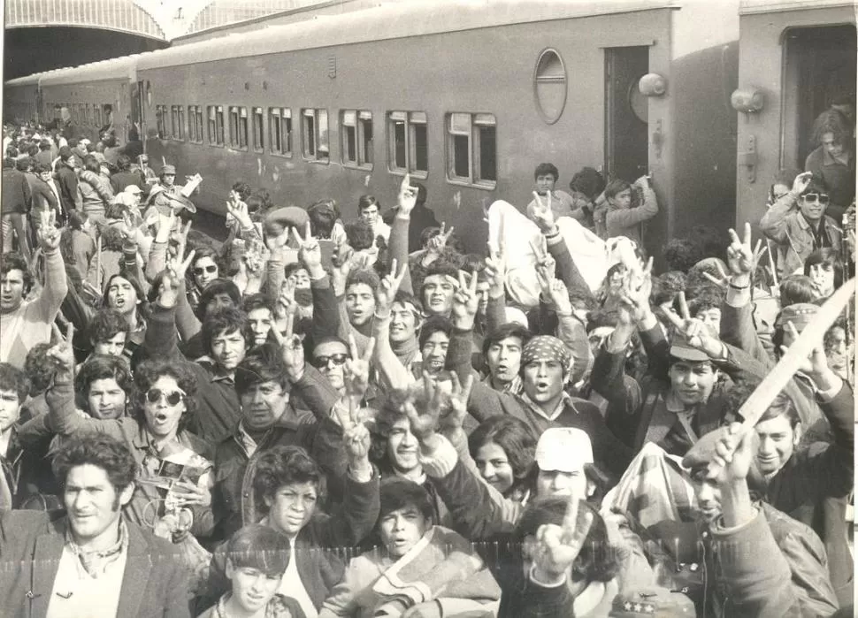 ESTACIÓN TOMADA. Las organizaciones peronistas liberaron los trenes. Miles de tucumanos viajaron gratis.  