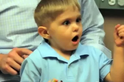 La emocionante reacción de un niño sordo que escucha por primera vez