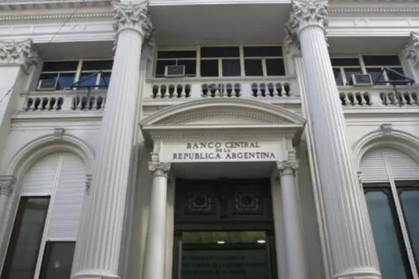 Pese a la vigencia del cepo cambiario, el Central tiene cada vez menos reservas