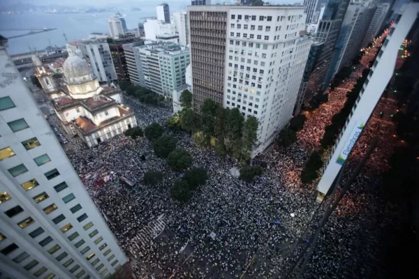 Brasil: un muerto y varios heridos en la masiva protesta