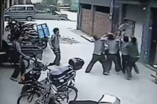 Atrapan a una niña que cayó del quinto piso
