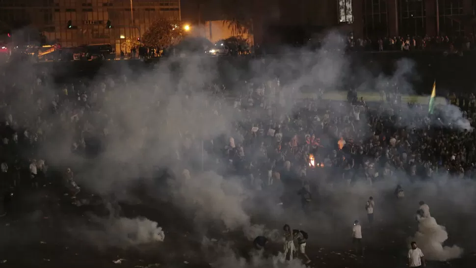 GAS. Los duros enfrentamientos entre de manifestantes y la Policía Militar. REUTERS