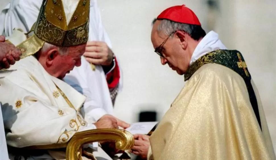 ENCUENTRO. Juan Pablo II y Jorge Bergoglio en el Vaticano, en 2001. PERFIL.COM