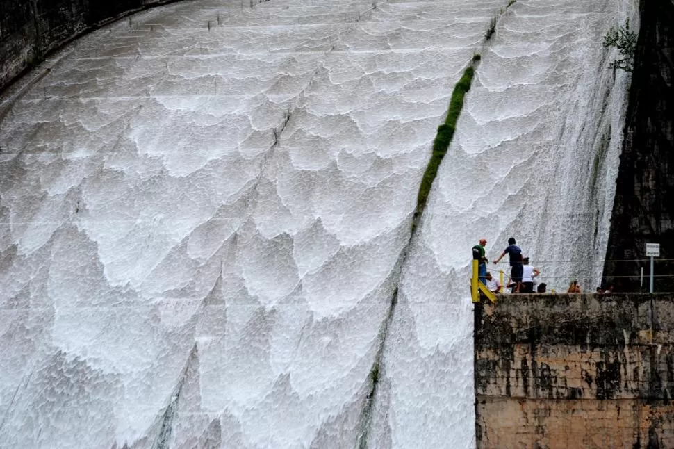 PREVENCIÓN. El Gobierno racionaliza la distribución de agua desde El Cadillal a los ingenios azucareros. LA GACETA / FOTO DE FRANCO VERA