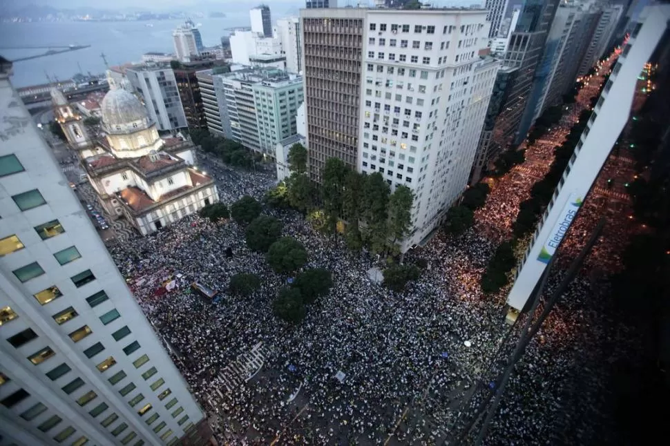 RÍO DE JANEIRO. Una multitud estimada en 300.000 personas recorrió las calles de la ciudad, en protesta contra el alza de las tarifas y contra la corrupción. 