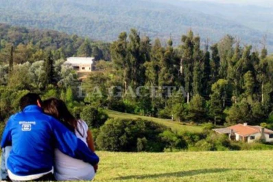 Con el cielo despejado, el sol le da batalla al frío