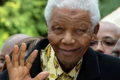 Nelson Mandela continúa grave pero estable