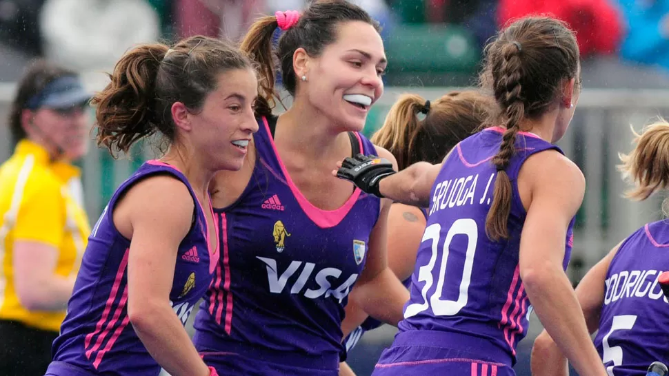 CON EL PIE DERECHO. Las chicas argentinas celebran el tanto de la victoria. REUTERS