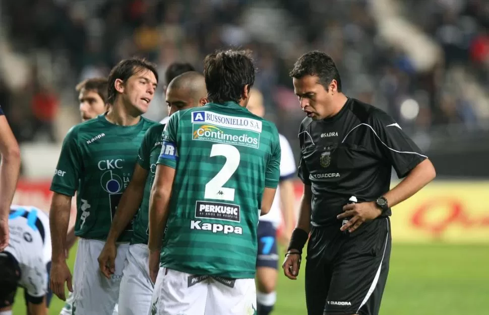 DURO DESAFÍO. Argañaraz dirigió varios encuentros picantes de la B Nacional antes de tener esta oportunidad en Primera. 