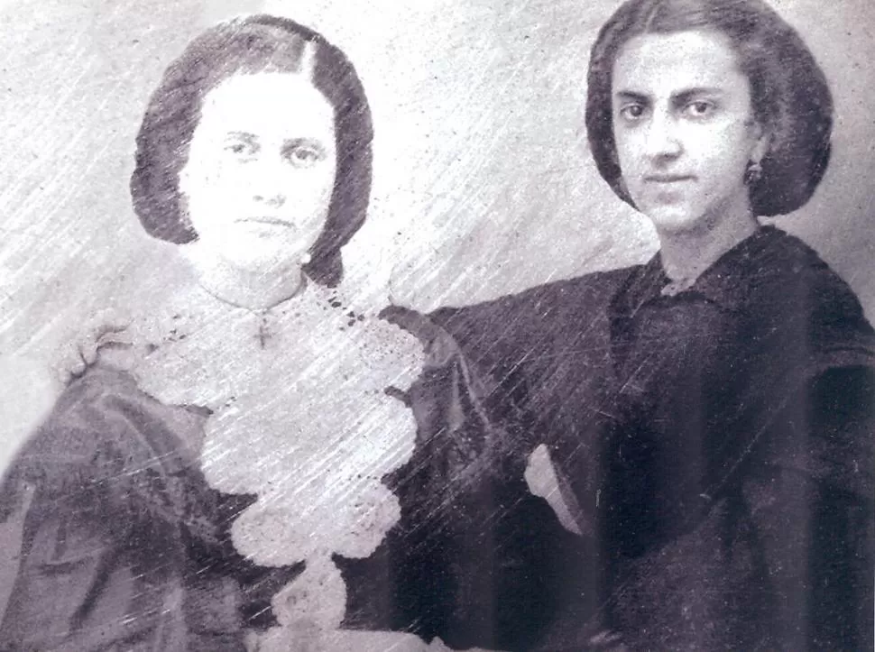 ANTIGUO DAGUERROTIPO. De izquierda a derecha, Dolores Silva de Avellaneda y Carmen Nóbrega de Avellaneda. LA GACETA / ARCHIVO