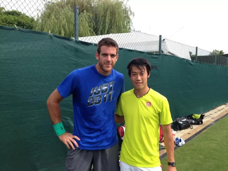 ENTRENANDO. Del Potro junto al japonés Nishikori, en Wimbledon. 