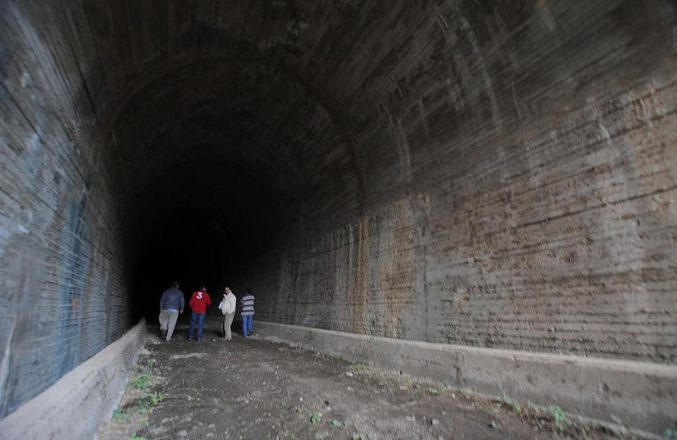 LARGO. El primer túnel tiene 175 m. en curva. Es oscuro y enigmático.