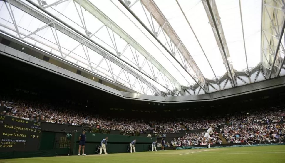 LA CATEDRAL EN LA QUE TODOS DESEAN ARRODILLARSE. La cancha principal del All England Club, en Londres, es el centro de atención durante el torneo de tenis más tradicional que se disputa en césped. 