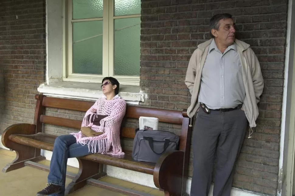 TIEMPO ATRÁS. En marzo de 2007, Alberto Lebbos esperaba en un pasillo de tribunales de avenida Sarmiento para hablar con el fiscal Carlos Albaca. LA GACETA / FOTO DE ANALIA JARAMILLO (ARCHIVO)