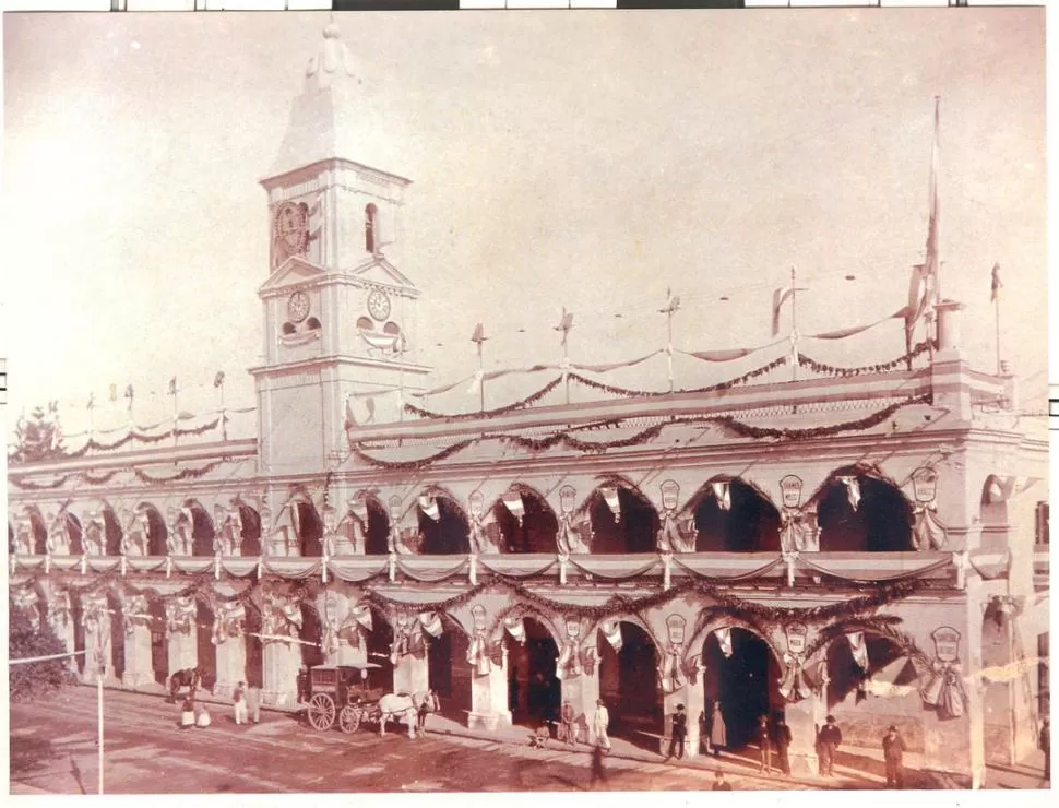 EL VIEJO CABILDO DE TUCUMÁN. La fotografía, tomada en los últimos años del siglo XIX, muestra al edificio engalanado para una fecha patria. En la torre, se divisa el reloj.