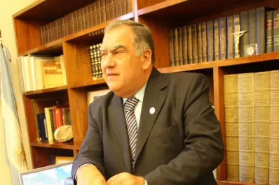 Cerisola reacomoda su gabinete en la UNT