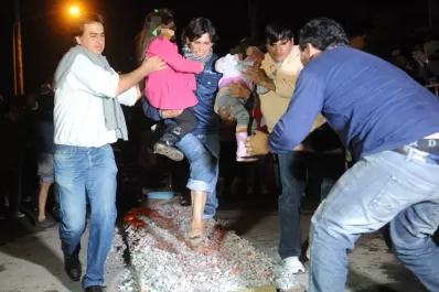 Con sus hijos en brazos, caminaron sobre las brasas en la noche de San Juan