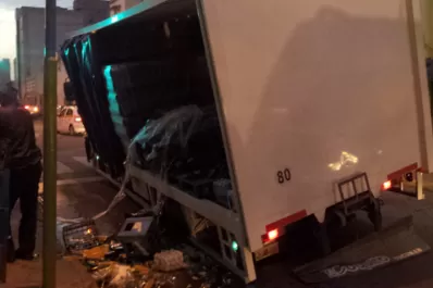 Se hundió el pavimento en Mendoza y Monteagudo y se tragó a un camión