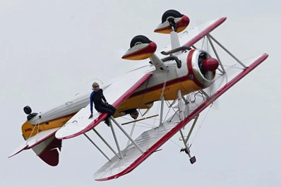 Un piloto y una acróbata mueren al estrellarse su avión durante un show