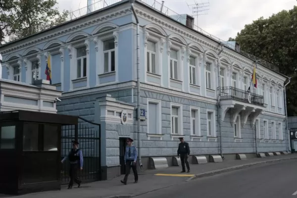Snowden se instaló en Moscú y espera que Ecuador le dé asilo