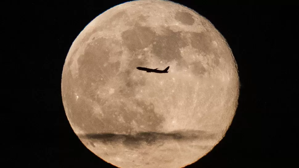 MAGNÍFICA. Un avión cruza ante la súper luna en Nueva York. REUTERS
