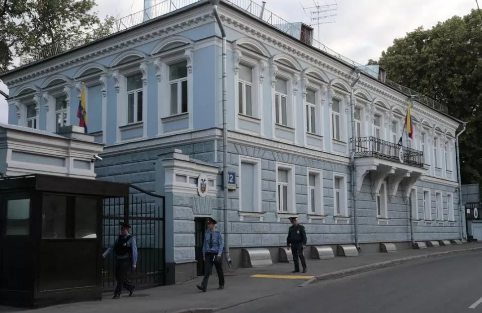 EN MOSCÚ. Snowden se alojaría en la sede de la embajada ecuatoriana. REUTERS 