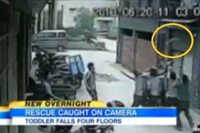 Impactante rescate de una bebé que se lanzó al vacío