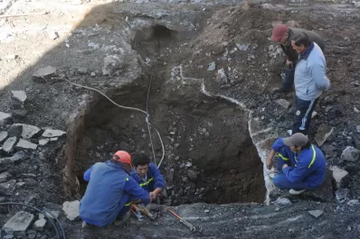 El cráter destapó instalaciones deterioradas y enojo vecinal
