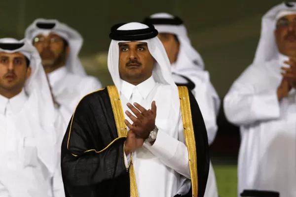 El emir de Qatar abdicó en su hijo, el príncipe Tamim bin Hamad al Thani