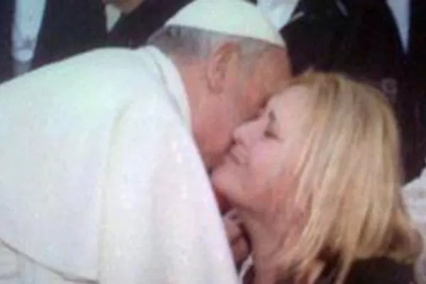Una mujer con cáncer afirma que mejoró después de ver al Papa Francisco