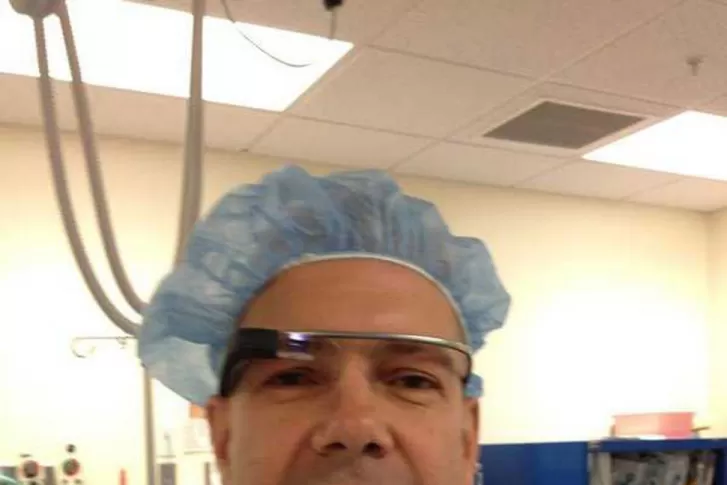 NOVEDOSO. El doctor  Rafael Grossman, a punto de operar con sus Google Glass. FOTO TOMADA DE HNGN.COM