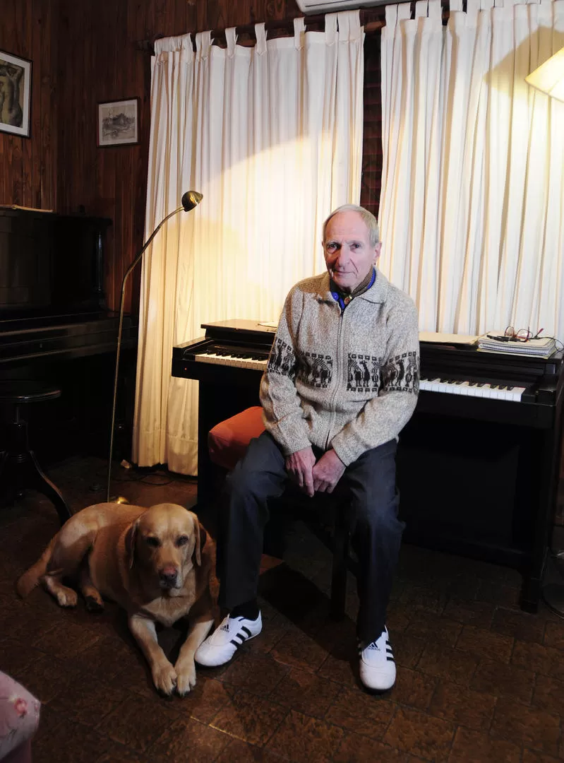 EN CASA. Su perro, sus pianos y su espíritu, aún lleno de proyectos, a pesar del retiro. LA GACETA / FOTO DE ANALíA JARAMILLO