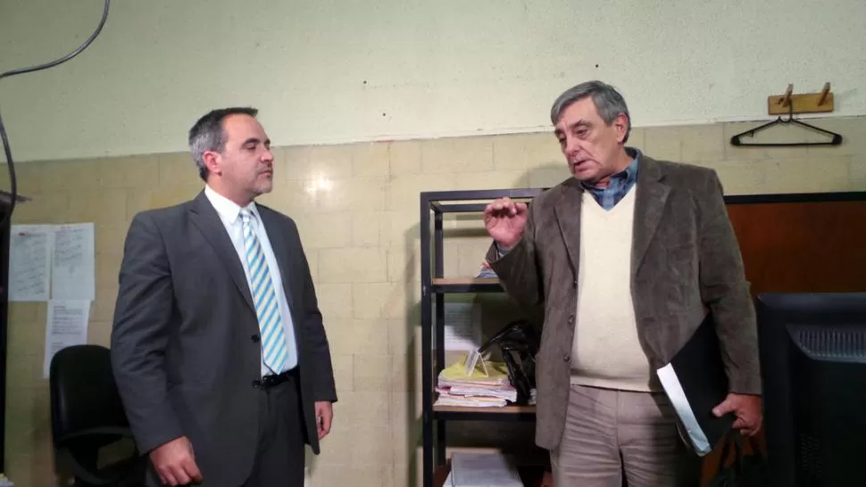 DIÁLOGO. En su oficina, el fiscal Diego López Ávila (izquierda) escuchó con atención a Alberto Lebbos, que dejó documentación probatoria del caso. LA GACETA / FOTO DE JOSE INESTA