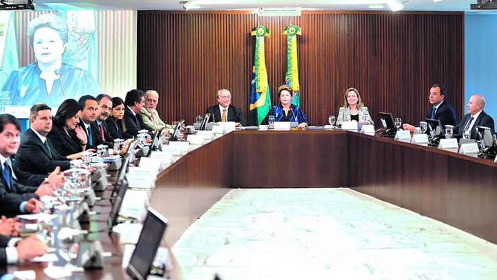CONSULTAS ANTE LA CRISIS. Dilma Rousseff presidió la reunión con gobernadores de 27 Estados y alcaldes de todo el país. FOTO TOMADA DE CLARIN.COM