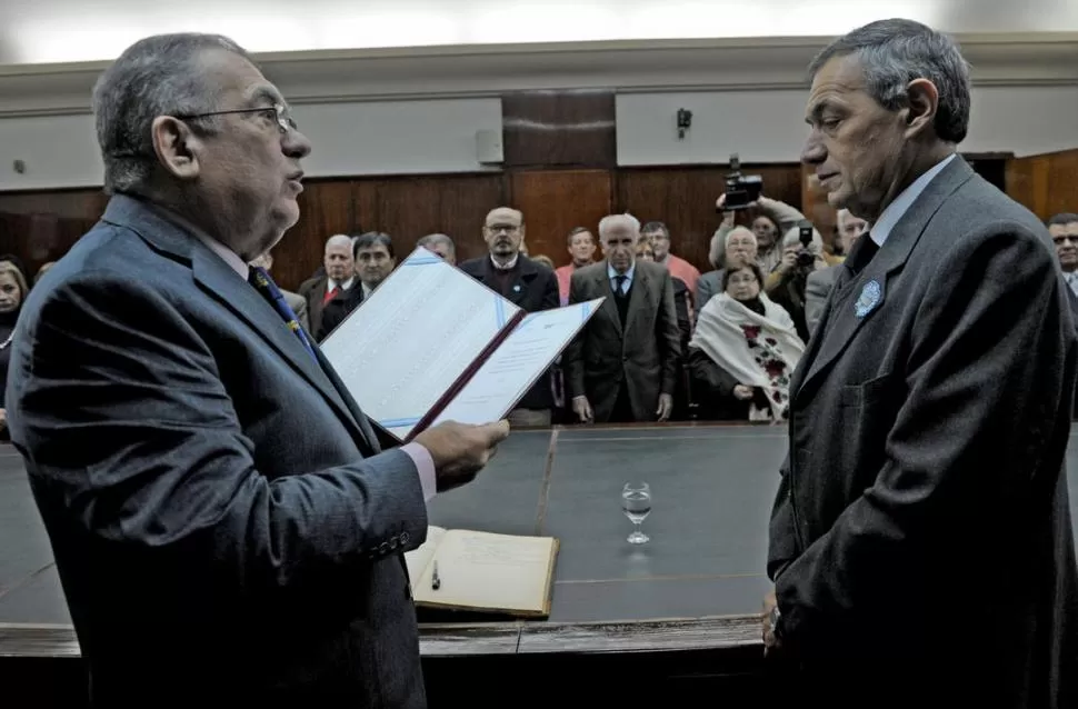 EN OTRA ÁREA. Cerisola (izquierda) toma juramento a Cutín, que deja el mando de Posgrado para remplazar a Maidana en la Secretaría Académica. LA GACETA / FOTO DE FRANCO VERA