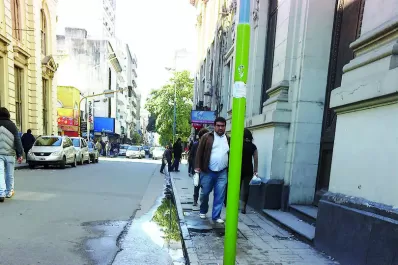 Una vereda intransitable en pleno centro