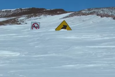 Dos metros de nieve bloquean el Paso de Jama y hay 60 personas varadas