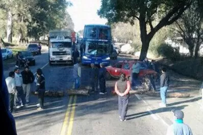 Dos piquetes dificultan transitar por la ruta 38, hacia el sur