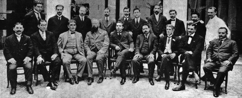 DOCENTES EN 1916. Los catedráticos de la Escuela de Comercio de Tucumán, en una fotografía del Álbum del Centenario. LA GACETA / ARCHIVO