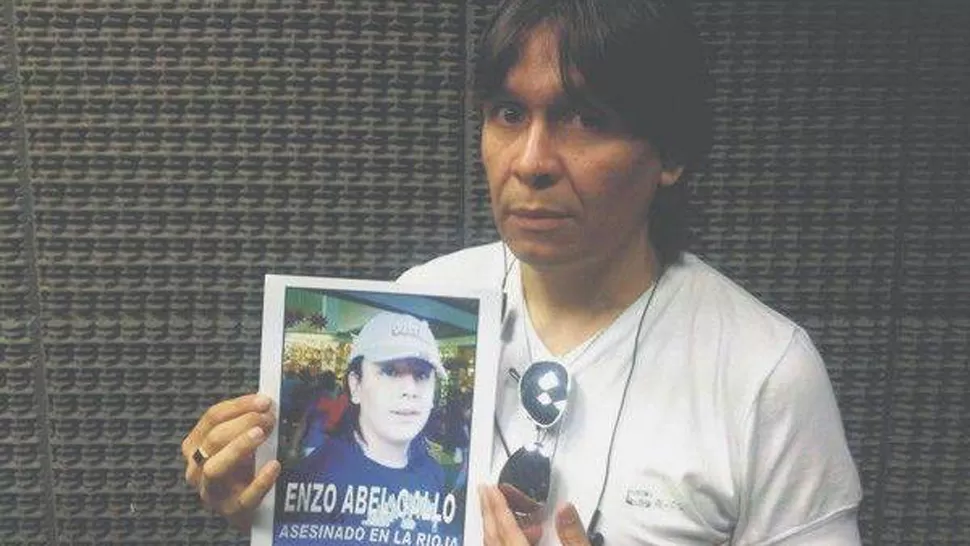 RECLAMO. Alejandro Gallo sostiene que la Justicia entorpece la investigación por la muerte de su hijo. FOTO TOMADA DE ENZOABELGALLO.COM