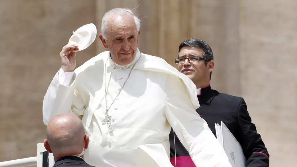AUDIENCIA. El Papa se despide luego de bendecir a la gente reunida en la Plaza de San Pedro. REUTERS