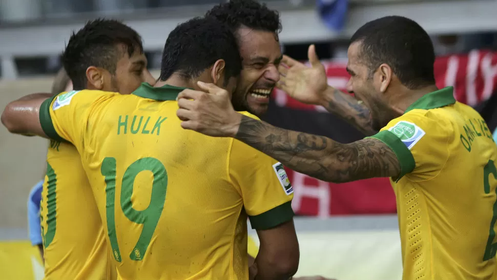 FESTEJO. Los jugadores de Brasil celebran uno de los dos goles. REUTERS