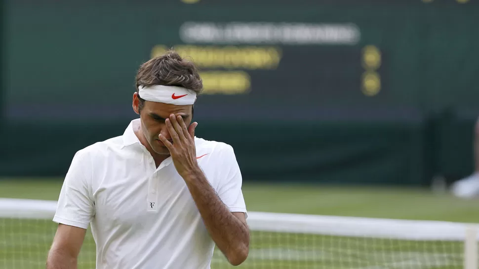 ASOMBRO. Roger Federer, el rey de Wimbledon con 7 títulos y también el último campeón, cayó esta vez en la segunda rueda. REUTERS