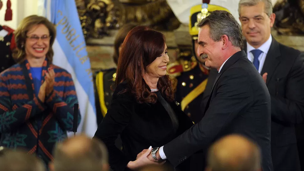 AGRADECIDOS. Rossi, en nombre de Cristina Fernández, dio las gracias por la década de Chevalier al frente de las fuerzas. ARCHIVO TELAM