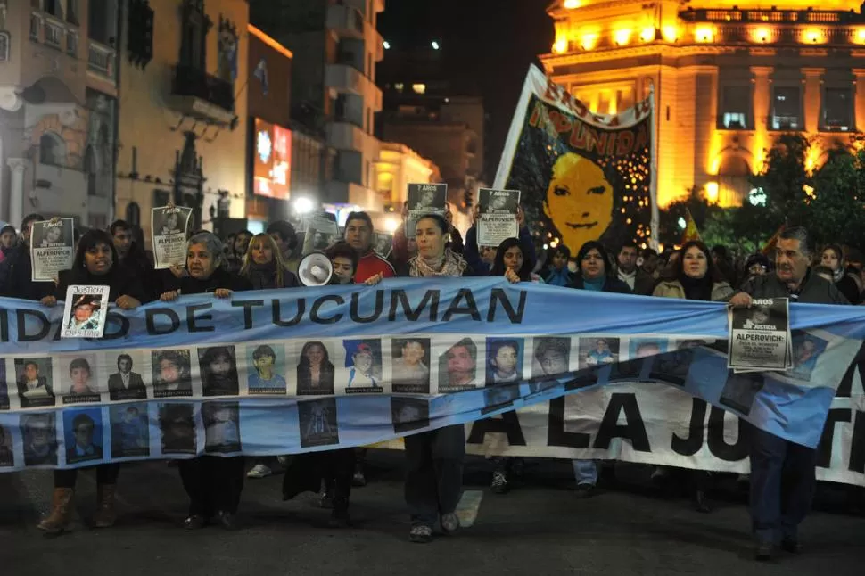 EN LA PLAZA. Como todos los martes, la marcha contra la impunidad fue encabezada anoche por Alberto Lebbos. LA GACETA / FOTO DE DIEGO ARAOZ