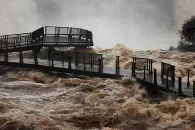 Cierran un circuito de las Cataratas por las crecidas de los ríos Iguazú y Paraná